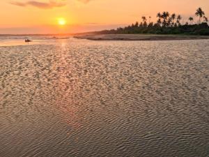 Arhimser Villa-superb 4 bedroom beachfront BB for 8 Ranna, Tangalle, pick up, serviced, taxes included