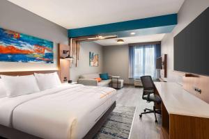 Deluxe King Room - Non-Smoking room in La Quinta Inn & Suites by Wyndham Mount Laurel Moorestown