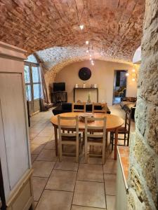 Gite de charme 80 m², piscine, proche dUzès.