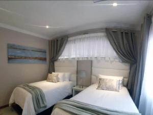 Home Away from Home - Deluxe Queen & Twin Apartment