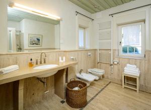 Elegant Brac Villa 4 Bedrooms Villa Shoreline Serenity Stunning Sea Views & Walking Distance To Beach Murvica