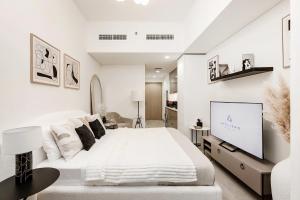 Modern studio in Azizi Riviera