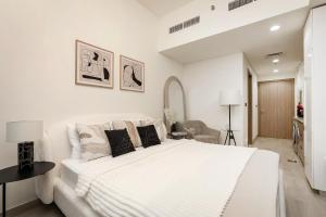 Modern studio in Azizi Riviera