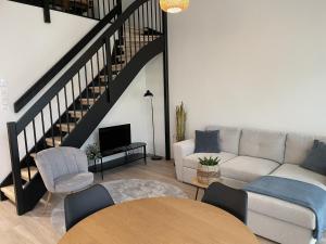 High-ceilinged apartment with balcony