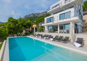 Beautiful Seafront Split Villa 9 Bedrooms BellaMar Vista Retreat Large Heated Infinity Pool and Jacuzzi Makarska