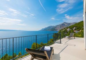 Beautiful Seafront Split Villa 9 Bedrooms BellaMar Vista Retreat Large Heated Infinity Pool and Jacuzzi Makarska