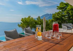 Beautiful Seafront Split Villa 9 Bedrooms BellaMar Vista Retreat Large Heated Infinity Pool and Jacuzzi Makarska