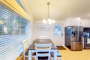 2 BR Cozy Home Near Hiking with Grill