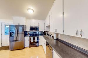 2 BR Cozy Home Near Hiking with Grill