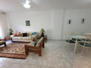 Apartamento no Centro de Pitangueiras, Guarujá - a 100m da Praia