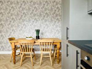 uSnooz I Charming 4-Bed Halifax Home with Garden