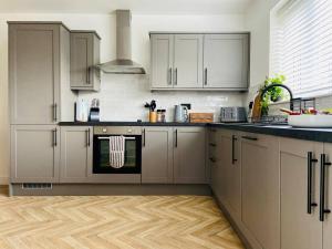 uSnooz I Charming 4-Bed Halifax Home with Garden