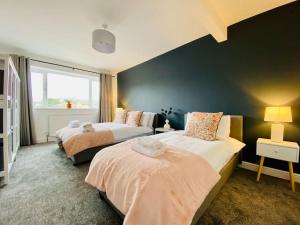 uSnooz I Charming 4-Bed Halifax Home with Garden