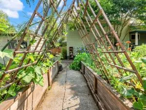 Art Deco Oasis - Stylish 2BD with Den, Office, Garden and Dip Pool - Scappoose