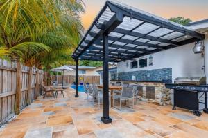 Casa Tropicana - Heated Pool, Game Room & Mins from beach