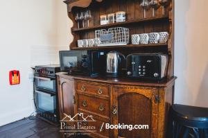 Three Bedroom House with FREE Parking by Primal Estates Short Lets in Brighton - FREE Parking for 1 Vehicle
