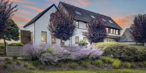 Suite de luxe avec espace salon et balnéo à la campagne