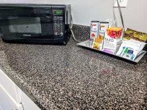 Cozy Delightful Private Studio near Rhodes College, Shuttle, & Vehicle Rental