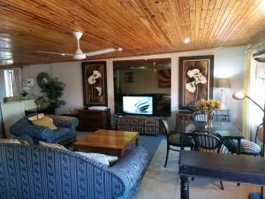 Douglasdale 3 Queen Double Beds Loft - 2nd Bedroom own entrance kitchenette & bathroom- Parking - Serviced - Wood & Gas Braais - Pool & Lapa - Ultra Hi Speed WiFi Netflix & YouTube Movie Streaming - Full office backup - in room iMac & iPad - Printer - Four Ways
