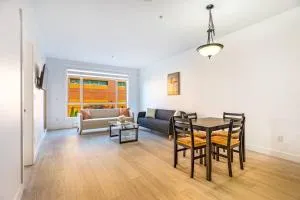 Private Apartment with 2 queen beds, living area and 2 washrooms including laundary - Guildford