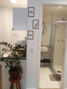 Studio Contemporâneo no centro de São Paulo, ao lado do metrô e 25 de março com piscina