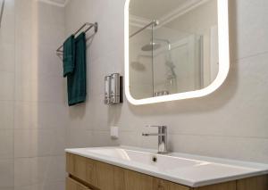 3 Minutes TO THE BEACH, 2 BEDROOM AMAZING APT WITH BALCONY, BBQ GRILL AND POOL