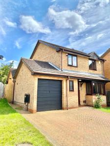 Hot Tub, 5 beds Detached, Private Driveway, Garden, M1 5mins