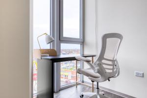 Bucktown 2BR w Lounge Roof Gym 1 block to L CHI-663