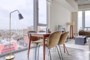 Bucktown 2BR w Lounge Roof Gym 1 block to L CHI-663