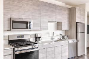 Bucktown 2BR w Lounge Roof Gym 1 block to L CHI-663