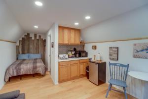 Higden Studio with Shared Patio, Yard Games, Grills!