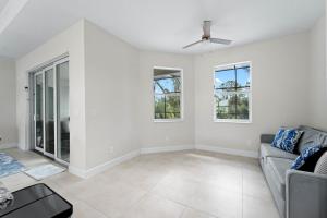 Modern Heated Pool Home Close To Downtown Shopping