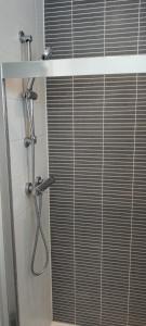 Cheerful house, private room and private shower toilet. comfortable king size mattress