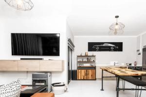 Midrand Classy & Eclectic 1-Bed wThrowback Vibes