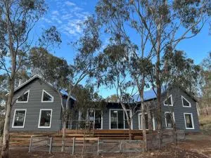 Summit House Armidale - 2 or 4 Bedrooms - Arding