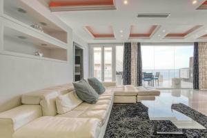 Oceanfront 3BR Penthouse Luxury & Views in Sliema