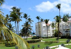 Oceanfront Playa Turquesa with highspeed Wi-Fi, pools, free beach access