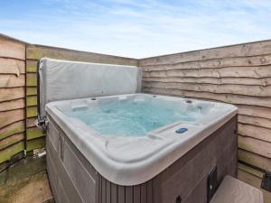 Lake View 1 - Uk45577