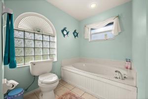 Sunny Oasis Getaway -Heated Pool-Mini Golf-Near Beach