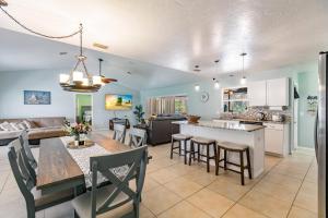 Sunny Oasis Getaway -Heated Pool-Mini Golf-Near Beach