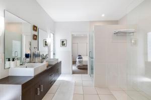 On Esplanade own flat & Pool, Manly cafe precinct