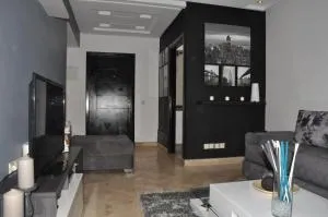 Val Fleuri Apartment with 2 Balconies, Casablanca - Oasis