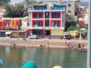 Hotel Ramghat inn -In front of Mandakini River - Rewa
