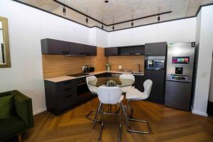 Modern apartment in Century City