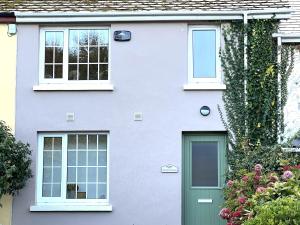 4 Bed House Sleeps 7 - Parking Garden Wifi