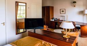 Empire Twin room in Grand Hotel Karel V