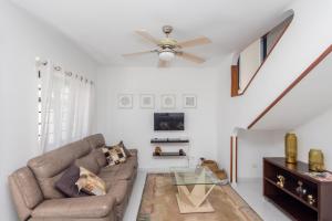 3BR House - Parking - Pool - 15 min walk to Beach
