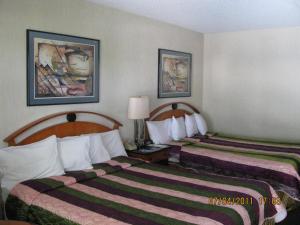 Queen Room with Two Queen Beds room in Vagabond Inn Reno