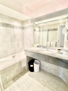 Deluxe Twin Room room in Sun Riviera Hotel