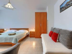 Apartment Alba-3 by Interhome